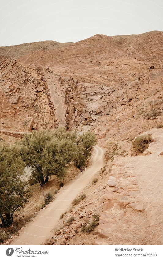 Wüstenlandschaft in gebirgigem Gelände mit Straße Berge u. Gebirge wüst Landschaft trocknen Tal Natur Afrika Marokko reisen Tourismus leer Kurve Route Sand