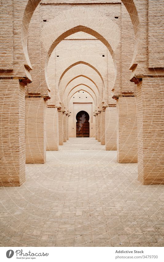 Klassische marokkanische Galerie mit Säulen und Bögen Architektur antik alt gealtert Stein Ornament Gebäude Marokko Tür Kultur historisch Tradition Erbe