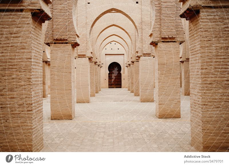 Klassische marokkanische Galerie mit Säulen und Bögen Architektur antik alt gealtert Stein Ornament Gebäude Marokko Tür Kultur historisch Tradition Erbe