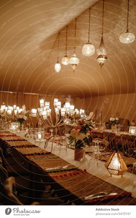 Inneneinrichtung eines orientalischen Restaurants Innenbereich altehrwürdig Tradition Marokko arabisch Orientalisch Design Lampe Tisch Dekor Stil Café