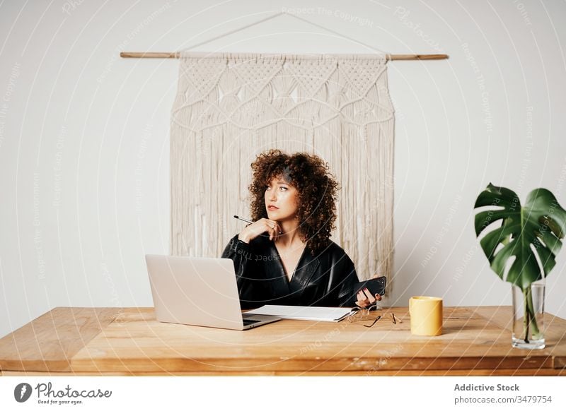 Im Büro arbeitende Retro-Geschäftsfrau Arbeit Laptop Daten lesen retro Tisch Leder sitzen Projekt Business Frau altehrwürdig krause Haare Job Apparatur Jacke