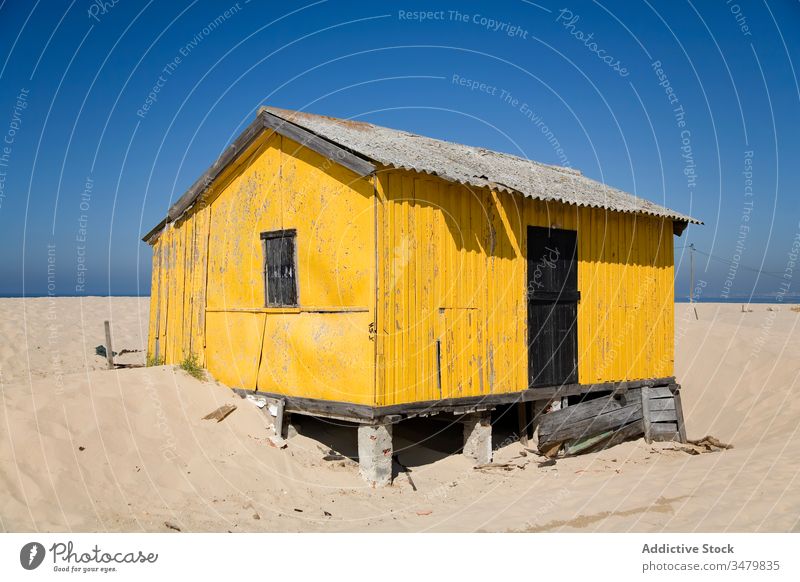 Altes schäbiges Haus am Sandstrand klein Küste Strand Gebäude Fassade ländlich Landschaft Außenseite Architektur sonnig Blauer Himmel Konstruktion Struktur