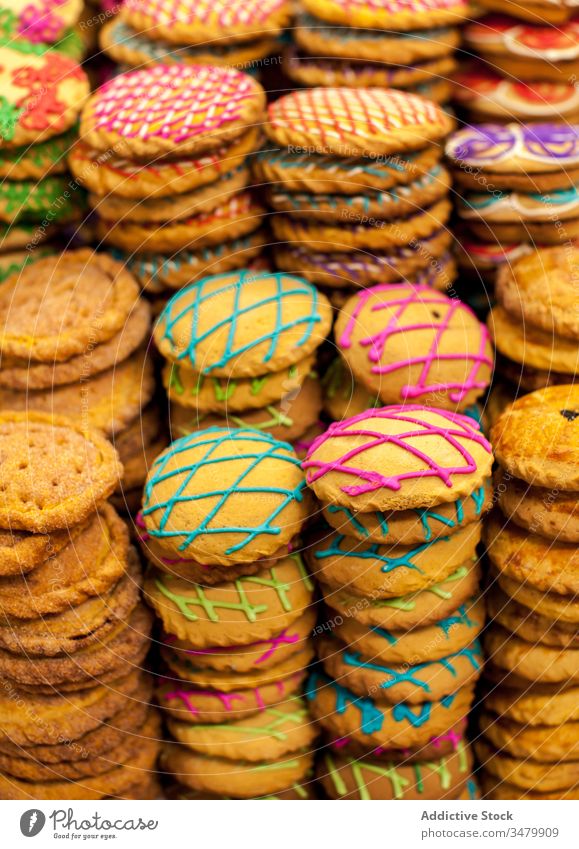 Süßes Gebäck mit bunter Glasur in Stapeln süß Keks farbenfroh dekorativ Zuckerguß Dessert Biskuit Lebensmittel lecker gebacken Leckerbissen Textur Hintergrund
