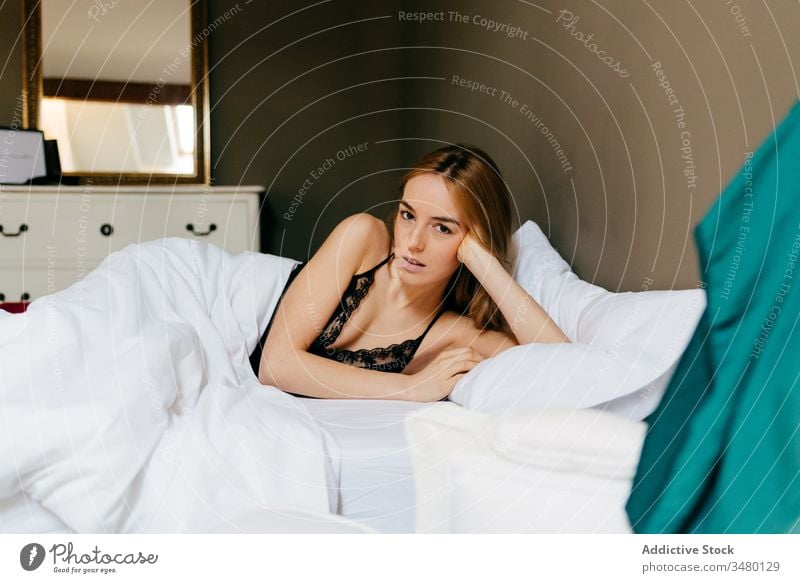 Junge Frau im Bett liegend Morgen heimwärts Unterwäsche Schlafzimmer gemütlich jung sich[Akk] entspannen Komfort ruhen Dessous Kopfkissen Lifestyle Appartement
