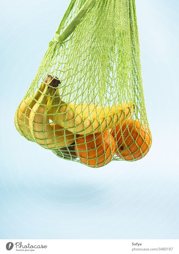 Einkaufstasche aus Netzgewebe mit Bananen. Null Abfall keine Verschwendung ineinander greifen wiederverwendbar Lebensmittel Tasche Konzept kaufen Baumwolle