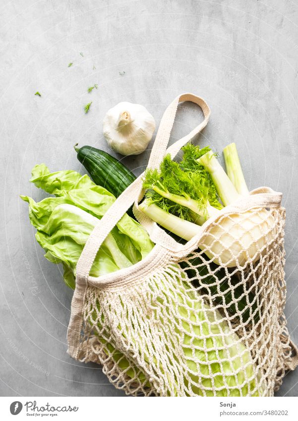 Grünes Gemüse in einer wiederverwendbaren Einkaufstasche auf einem grauen Tisch, gesunde Ernährung gesunde ernährung vitaminreich Gesundheit Lebensmittel