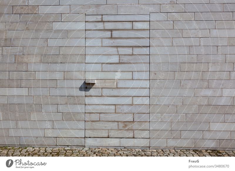 Versteck | Tür im Mauerwerk Fassade Wand Steine gemauert Eingang Eingangstür geschlossen Griff Türgriff Schatten Türschloss Strukturen & Formen versteckt