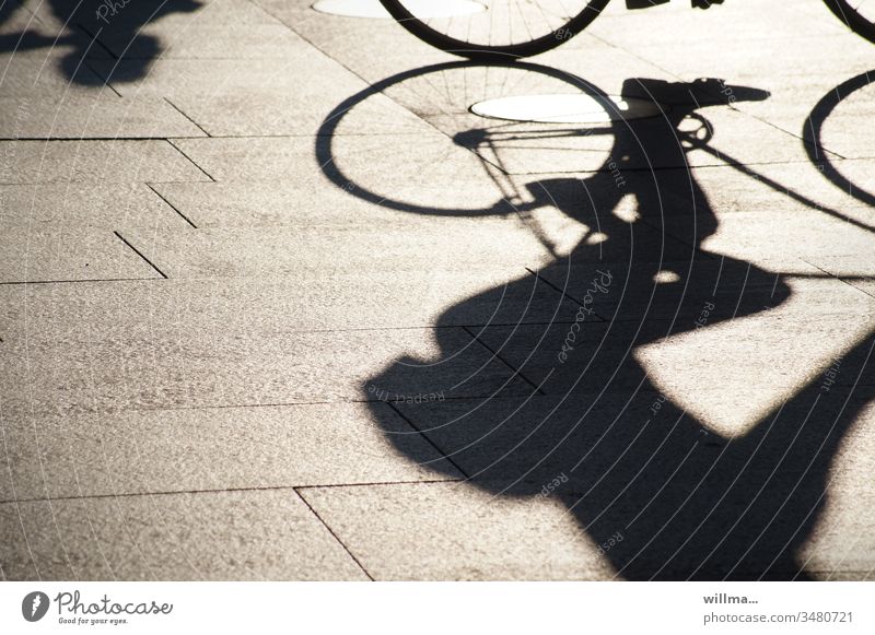 Schatten eines Fahrradfahrers Fahrradfahren Freizeit & Hobby Sport Mensch sportlich Freizeitsport Schattenspiel