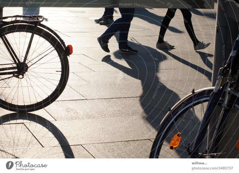 Beschattung freilaufender Beine in der Fußgängerzone auf der Suche nach gutem Rad Menschen Fahrrad Stadtleben gehen Schatten Fahrräder Rücklicht Reflektor