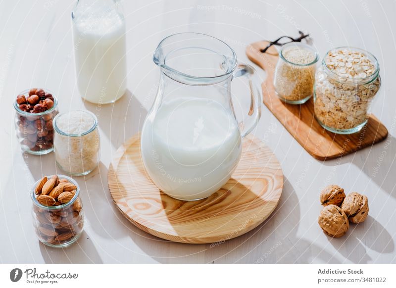 Zutaten für die Zubereitung von veganer Milch auf dem Tisch melken Veganer Gesundheit natürlich alternativ Glas Bestandteil Nut Lebensmittel Diät Hafer Mandel