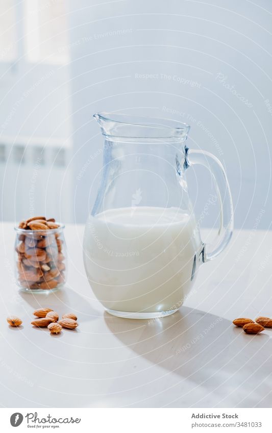Glas Milch und Mandeln auf dem Tisch melken Hafer Haferflocken Veganer Gesundheit natürlich Ernährung Lebensmittel Diät organisch Frühstück Vegetarier Mahlzeit