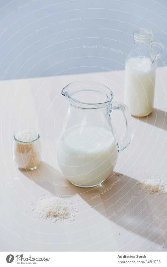 Glas Milch und Reis auf dem Tisch melken Hafer Haferflocken Veganer Gesundheit natürlich Ernährung Lebensmittel Diät organisch Frühstück Vegetarier Mahlzeit