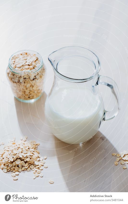 Glas mit Milch und Haferflocken auf dem Tisch melken Veganer Gesundheit natürlich Ernährung Lebensmittel Diät organisch Frühstück Vegetarier Mahlzeit trinken