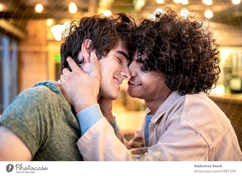 Multiethnisches schwules Paar flirtet während eines Dates im Cafe Flirten Termin & Datum Café Tisch Glück Zusammensein heiter Freund romantisch Zuneigung