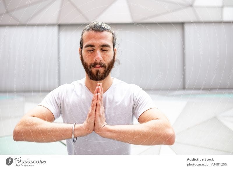 Bärtiger, meditierender Mann mit gefalteten Händen Yoga Training Geometrie Augen geschlossen Hände gefaltet Gesundheit Übung sich[Akk] entspannen männlich