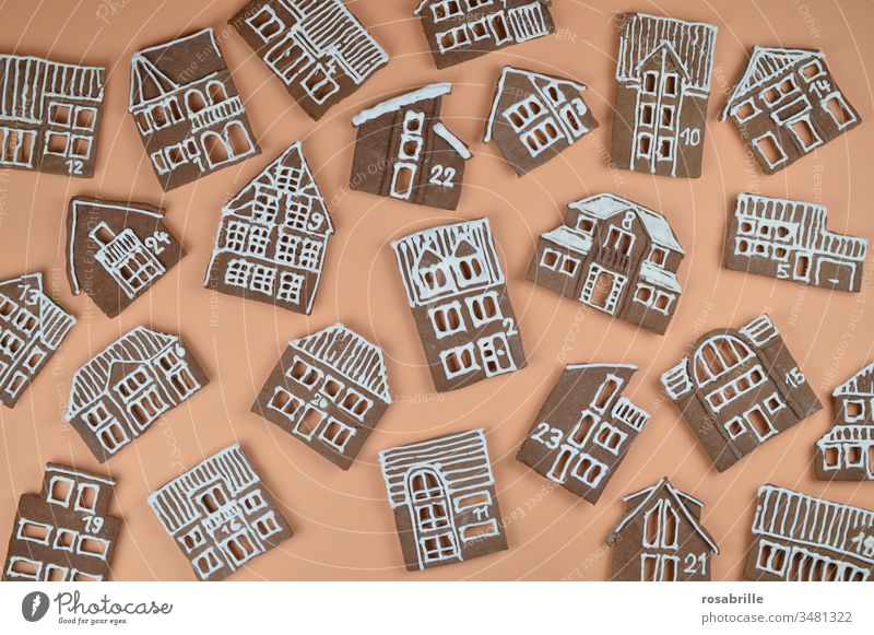 Lebkuchen-Adventskalender selbstgebacken mit Häuserfassaden durcheinander auf orange | Vorfreude Lebkuchenhäuser Weihnachtbäckerei Weihnachten Stadt Dorf