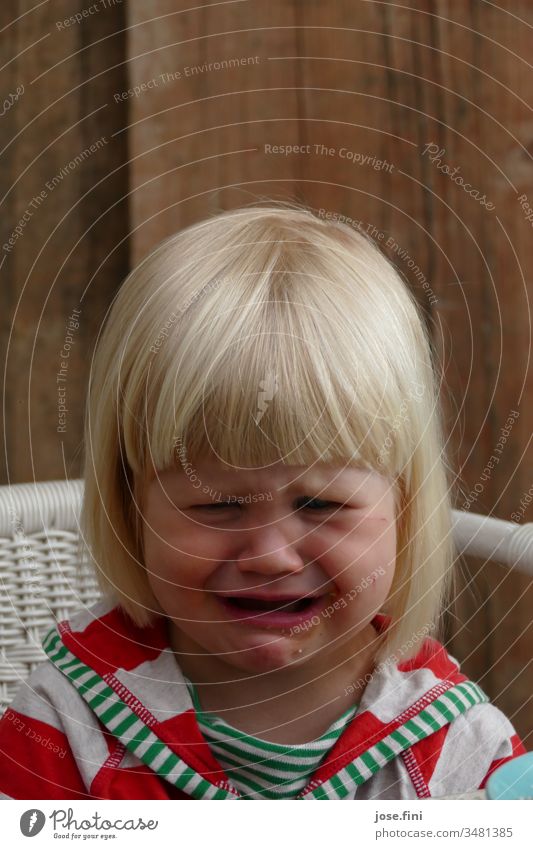 Ich will aber Mädchen Grimasse ponyfrisur Porträt natürlich kleines Mädchen Kind Gesicht Kindheit Traurigkeit weinen verletzt bedrücktheit niedlich