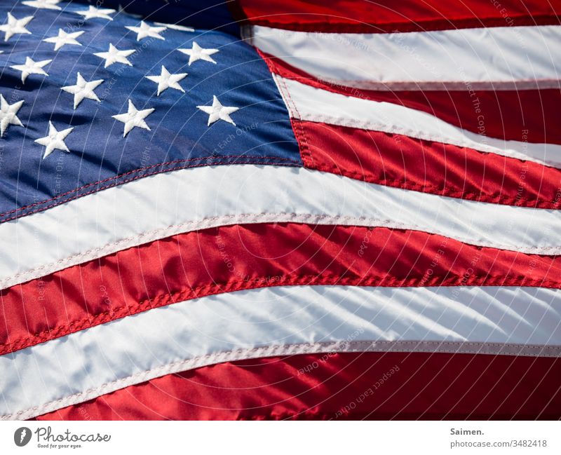 Stars&Stripes Amerika Flagge fahne USA Wind wehen Farbfoto streifen Sterne Linien und Formen Nähte rot blau Freiheit weiß Selbstständigkeit patriotisch