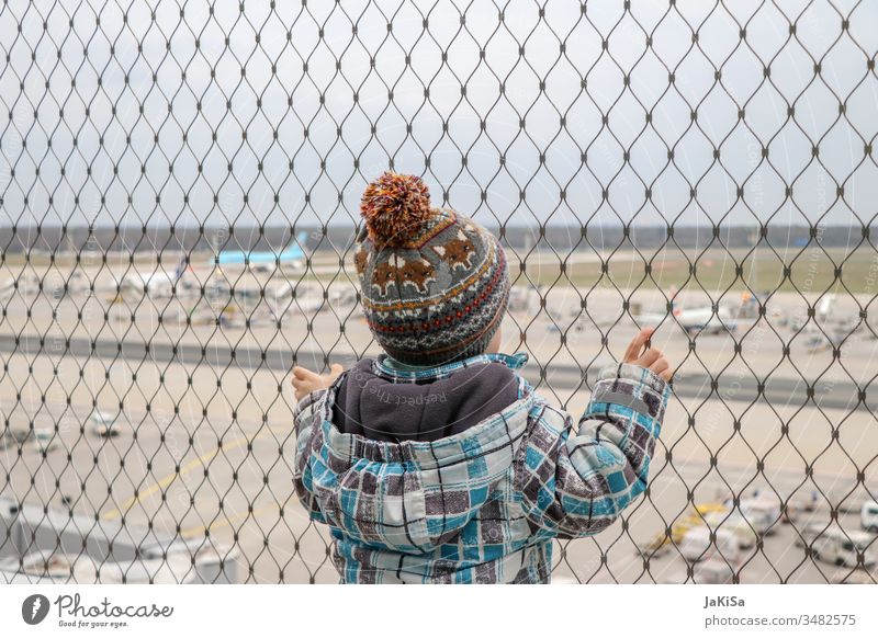Kind am Zaun der Flughafenabsperrung mit Blick auf das Flugfeld des Flughafens draußen Urlaub Flugzeug Ferien & Urlaub & Reisen Luftverkehr Himmel Wolken