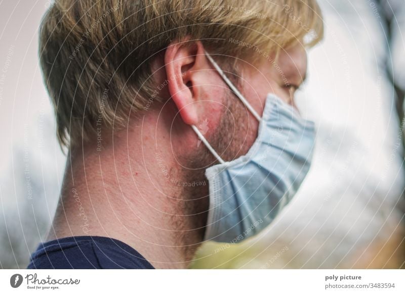 Porträt eines Mannes mit einer Schutzmaske von der Seite, Coronavirus-Gefahr Person Epidemie Virus Grippe Umweltverschmutzung Allergie Krankheit Maske Medizin