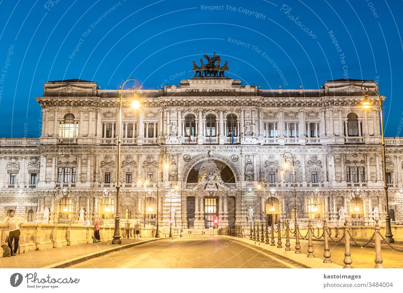 Rom, Italien. Justizpalast. Oberster Gerichtshof Justiz u. Gerichte Palast Regierung Architektur beleuchtet Lazio Abenddämmerung Brücke Gebäude Italienisch