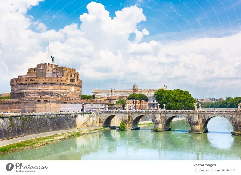 Schloss und Brücke Sant Angelo in Rom, Italien. Burg oder Schloss Wahrzeichen Architektur Fluss Europa Historie historisch Tiber Festung Kapital antik Großstadt