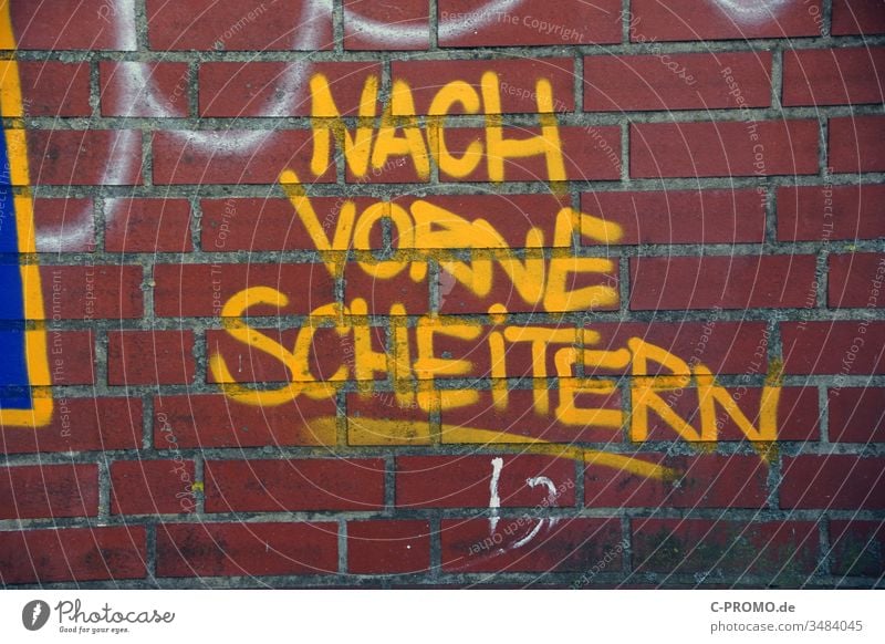 Graffiti »Nach Vorn Scheitern« Wand scheitern Fehler Motto Slogan rot Backsteinwand