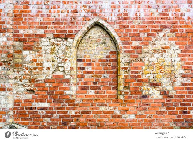 Zugemauerter Spitzbogen in einer Backsteinmauer Spitzbogenfenster zugemauert Zugemauerte Öffnung Mauer Wand Menschenleer Farbfoto Außenaufnahme Architektur