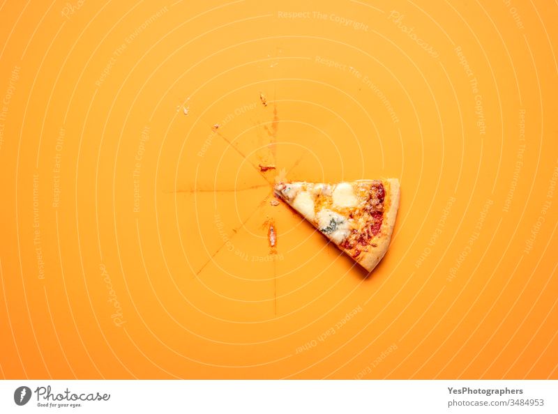 Einzelne Pizzastücke auf orangem Hintergrund. Letzte Pizzastücke. obere Ansicht Schachtel klassisch Komfortnahrung Fertiggerichte ausschneiden lecker Abendessen