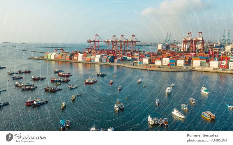 Blick auf Dock und Container im Hafen von Callao, Lima / Peru Drohnenansicht Luftbildfotografie Luftaufnahme Frachtschiffe tragen Entladung per Schiff Podest