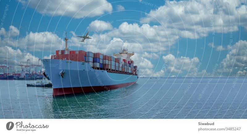 Containerfrachtschiff im Ozean, Geschäftsindustrie Handel globaler Import Export logistischer Transport Übersee weltweit, Schiff der Seereederei. Hintergrund