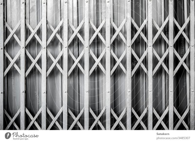 Detail der Dehnung einer Stahltür beim Schließen Tür alt zugeklappt Gate im Freien Metall texturiert rostig dreckig Design Material bügeln Eingang grau