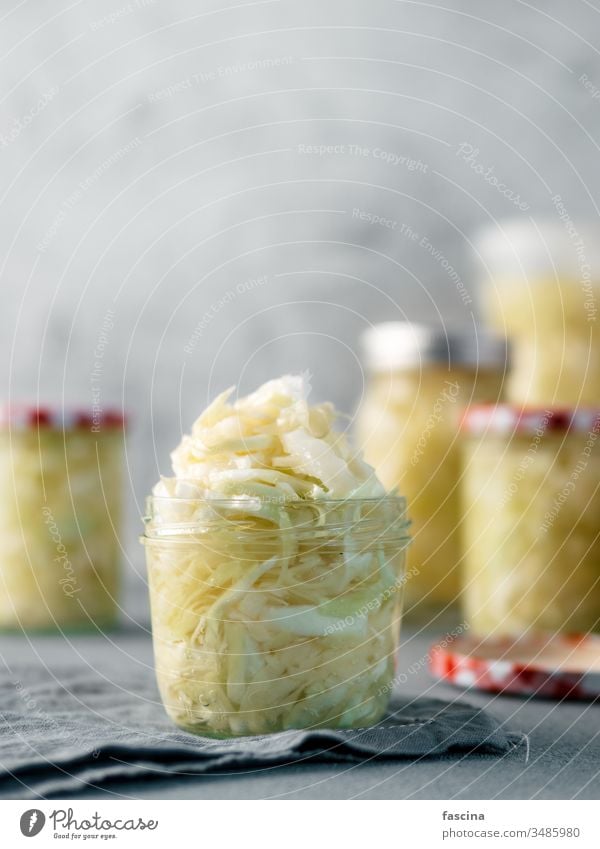 Sauerkraut im offenen Glasgefäß, Kopierfeld Kohlgewächse fermentiert Lebensmittel Speise roh Lauf sauer Cumin Salatbeilage gedünstet Hintergrund weiß