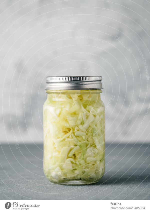 Sauerkraut im offenen Glasgefäß, Kopierfeld Kohlgewächse fermentiert Lebensmittel Speise roh Lauf sauer Cumin Salatbeilage gedünstet Hintergrund weiß