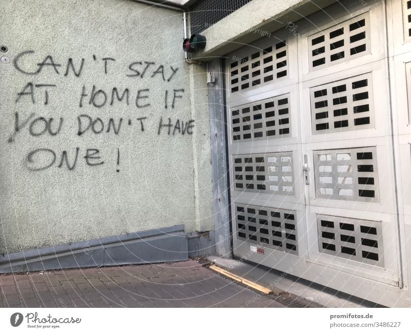 Graffiti: "Can't stay at home if you don't have one" / Foto: Alexander Hauk Protest Demonstration wand hauswand garage garageneinfahrt politik wirtschaft