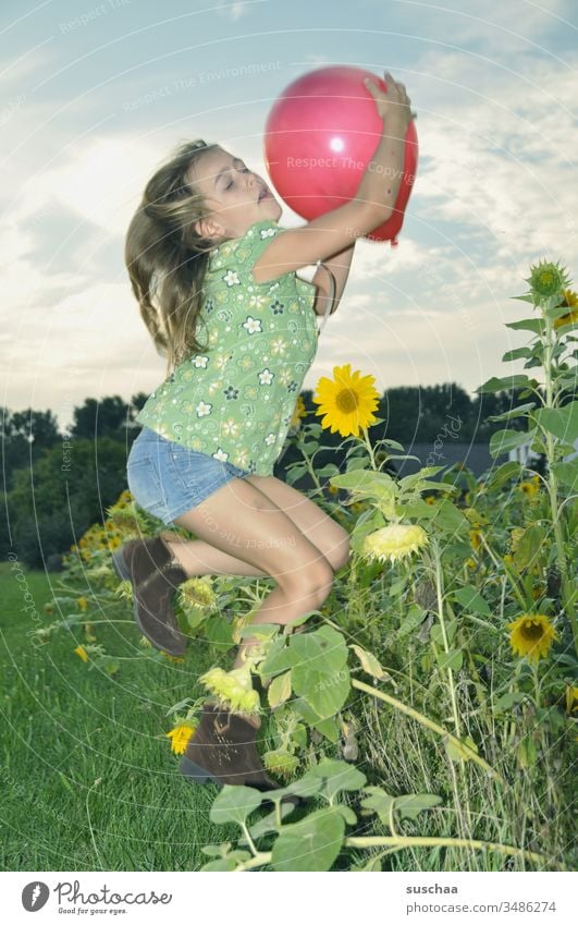 mädchen fängt im sprung einen luftballon Kind Mädchen Sprung Luftballon fangen spielen Aktion Bewegung Blitzaufnahme angeblitzt Pose Landschaft Feld Natur