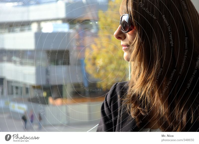 waitin´ on a sunny day Lifestyle feminin Junge Frau Jugendliche Kopf 1 Mensch Umwelt Stadt bevölkert Hochhaus Gebäude Fenster Sonnenbrille brünett langhaarig