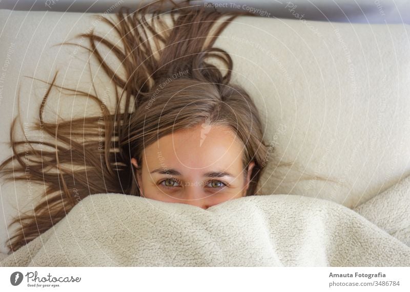 Frau im Bett bis zum Gesicht zugedeckt wach schön Schlafzimmer Schlafenszeit Decke sorgenfrei zugeklappt Komfort bequem bedeckt gemütlich niedlich Tagträumen