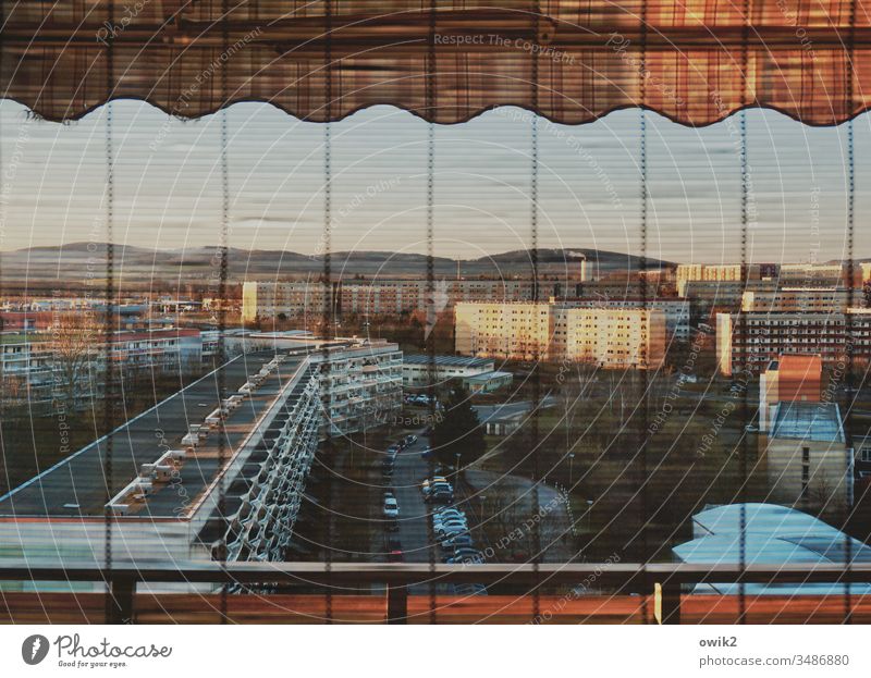 Schlafende Stadt Fenster Blick nach draußen Panorama (Aussicht) Überblick Balkonbrüstung Geländer Jalousie Lamellen Plattenbau Wohnblöcke Balkone Farbfoto