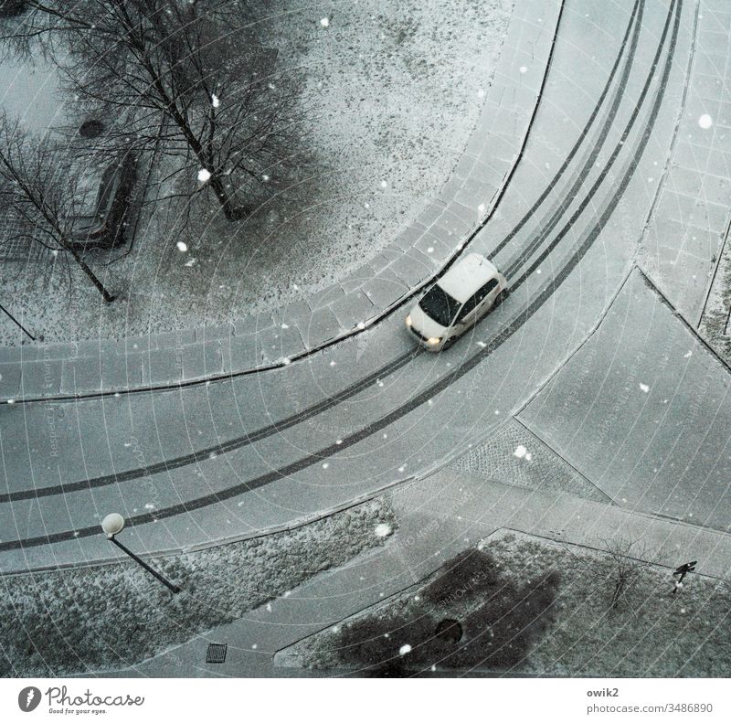 Weißes Auto auf weißem Grund Vogelperspektive blick von oben Blick nach unten Straße Spuren Winter Fahrzeug PKW Schnee Schneeflocken verschneit Reifenspuren
