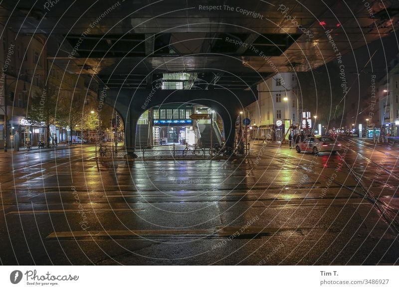 Bahnhof Eberswalder Straße Schönhauser Allee Station Regen Nacht night railroad Eisenbahn U-Bahn Licht Beleuchtung Gleise train Berlin dunkel Bahnsteig Stadt