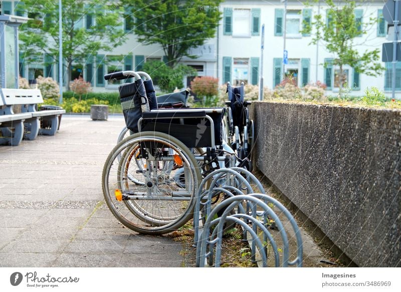 verlassene alte Rollstühle die vor einem Krankenhaus parken Rollstuhl Gesundheitswesen und Medizin keine Menschen Pflege Behinderung Lebensstil Unterstützung