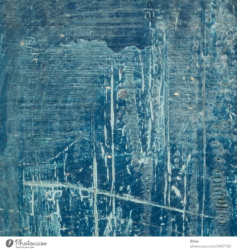 Blauer Hintergrund aus Holz mit abstrakten Strukturen mit Linien, Kratzern, Rillen, Pinselstrichen und abgeblätterter Farbe blau Wand Strukturen & Formen