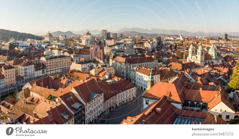 Panoramablick auf Ljubljana, Hauptstadt von Slowenien, bei Sonnenuntergang. Leere Straßen der slowenischen Hauptstadt während der sozialen Distanzierungsmaßnahmen der Coronavirus-Pandemie im Jahr 2020