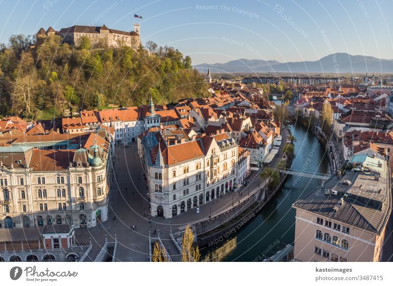 Drohnen-Panorama-Luftaufnahme von Ljubljana, der Hauptstadt Sloweniens in der warmen Nachmittagssonne Burg oder Schloss Stadtbild Großstadt mittelalterlich