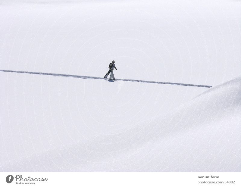 i´m walking Snowboarder Einsamkeit Fußgänger Winter Ferien & Urlaub & Reisen Sport Schnee Schneespur 1 einzeln tragen Schneelandschaft Berghang Wintersport