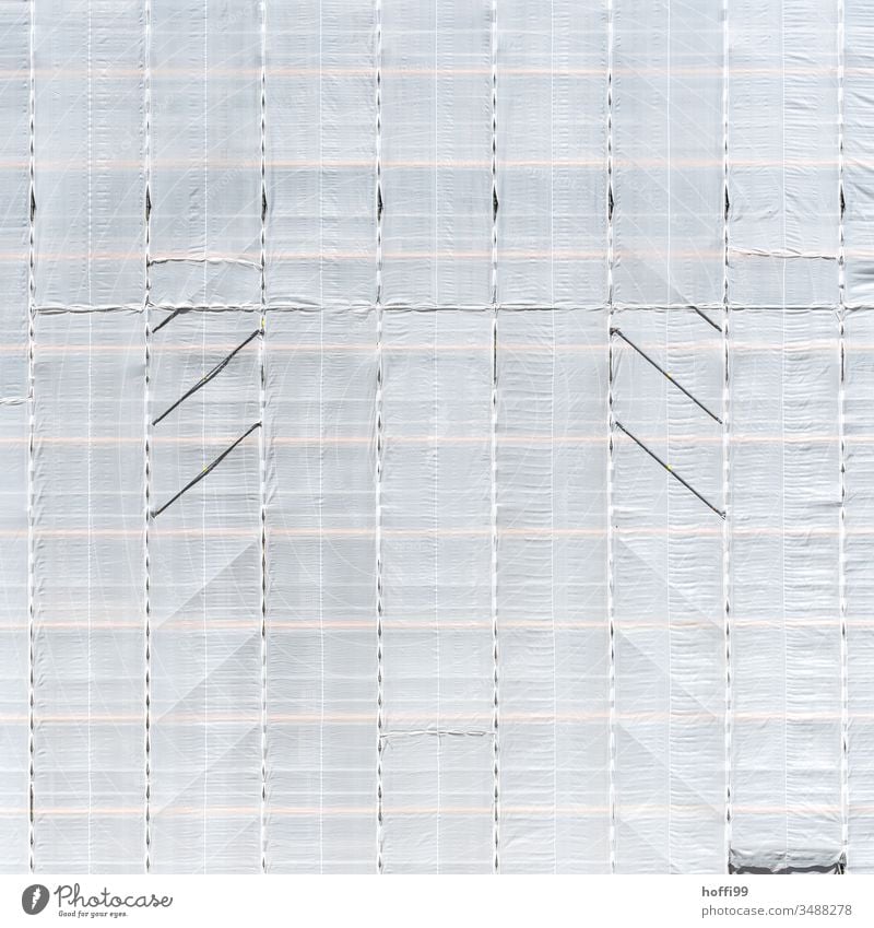 weißer Vorhang verhüllt das Gerüst - Baustellen Theater Netz Gerüstplane Gerüstnetz Sicherheit Verheimlichung Gebäude Architektur Schranke Baustellenversorgung