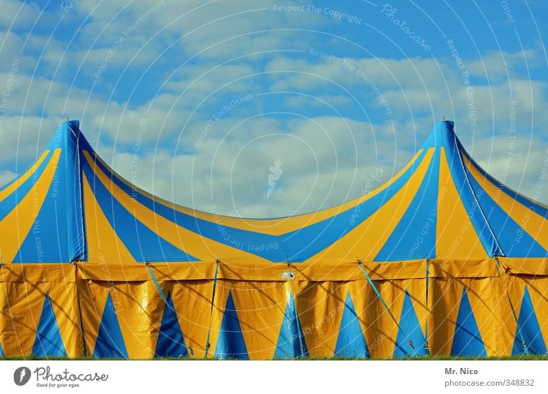 halligalli Lifestyle Freizeit & Hobby Entertainment Veranstaltung Puppentheater Zirkus Show Umwelt Himmel Wolken blau gelb Zelt Varieté Zirkuszelt Streifen Dach