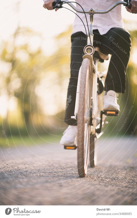 fahrradfahren Mann fährt mit dem Fahrrad durch die Natur und macht eine Fahrradtour Fahrradfahren Sonnenlicht anonym Schönes Wetter spass Freude enstpannung