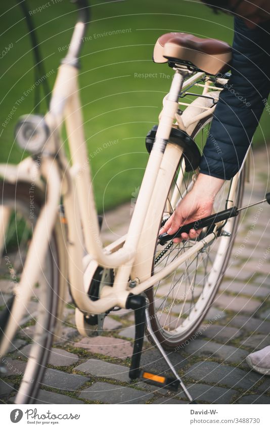 fahrradfahren Mann fährt mit dem Fahrrad durch die Natur und macht eine Fahrradtour Fahrradfahren Luftpumpe aufpumpen Platten Reifen Sonnenlicht anonym